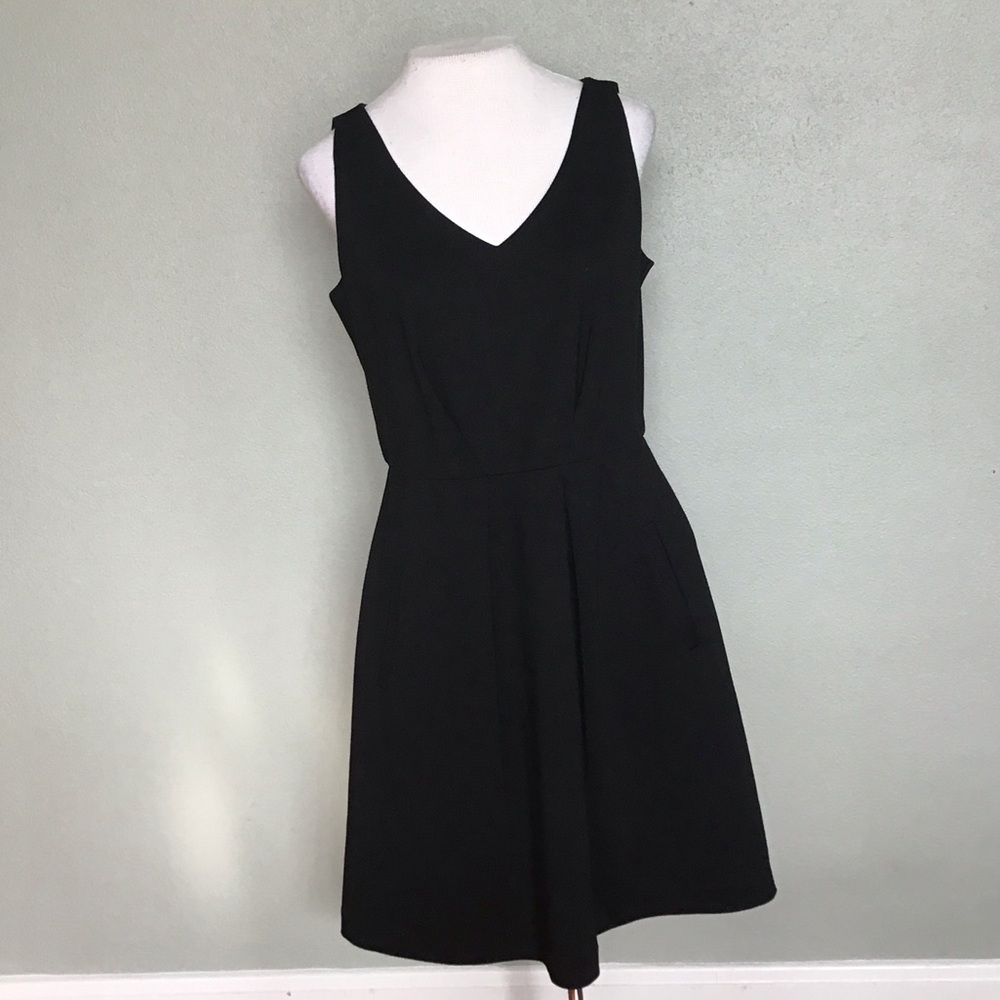 Loft black sleeveless V-neck fit and flare dress with pockets Women's size 6
